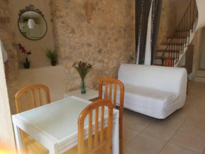 Studio renove dans maison et le charme de l ancien